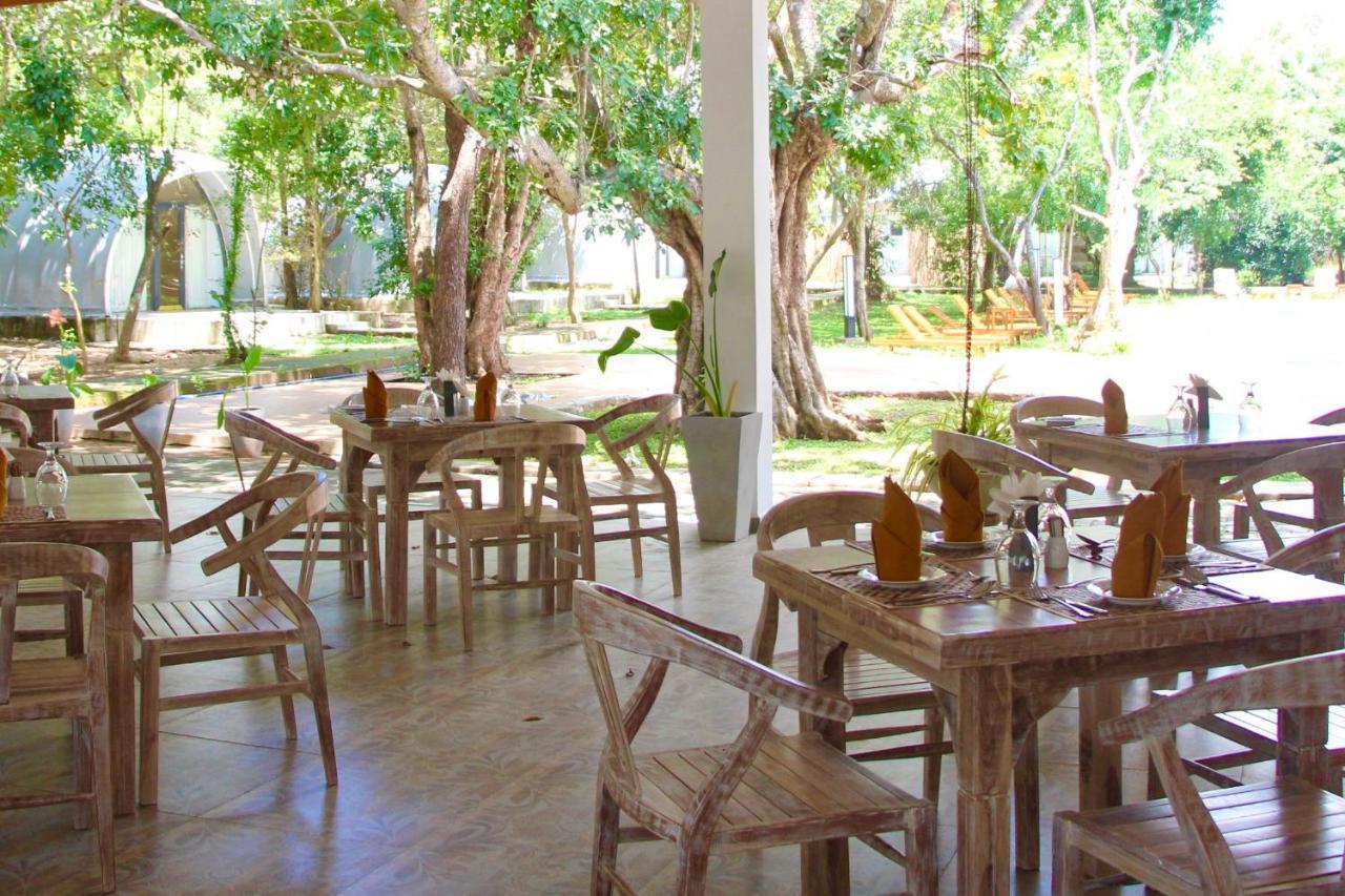 Nivadoo Resort Sigiriya Buitenkant foto The restaurant at the resort