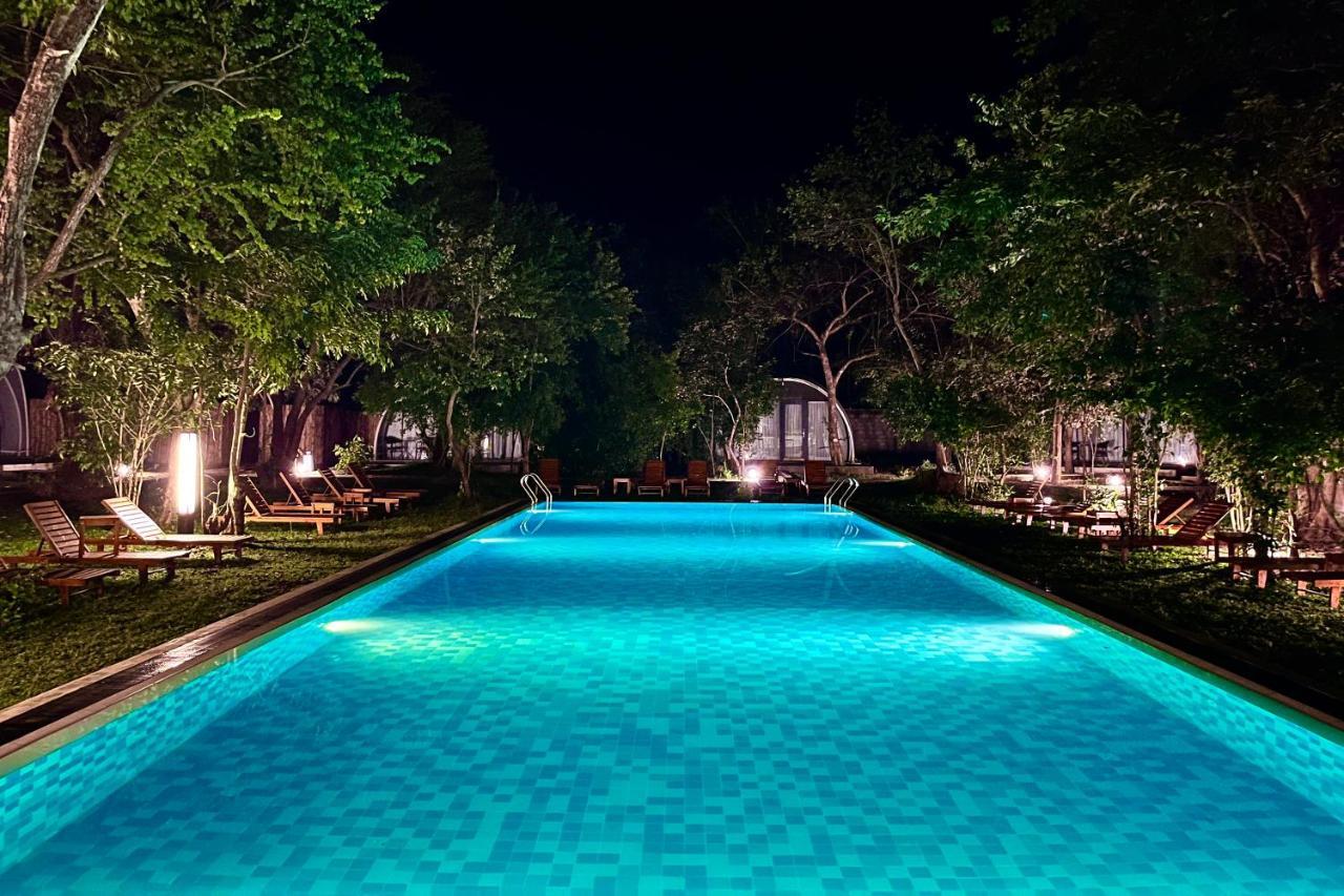 Nivadoo Resort Sigiriya Buitenkant foto The swimming pool at the hotel