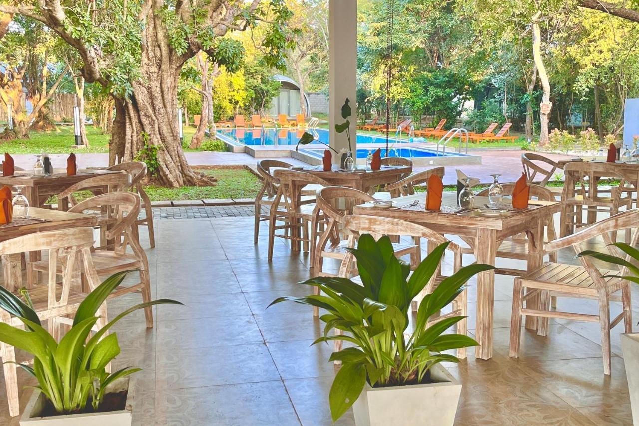 Nivadoo Resort Sigiriya Buitenkant foto The restaurant at the hotel