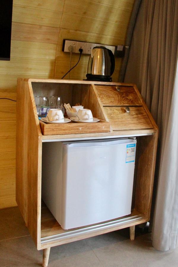 Nivadoo Resort Sigiriya Buitenkant foto A small refrigerator in a hotel room