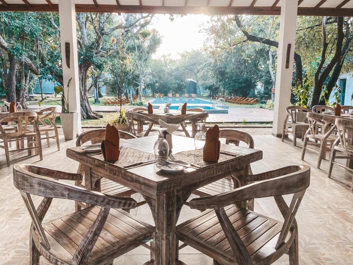 Nivadoo Resort Sigiriya Buitenkant foto The restaurant at the hotel