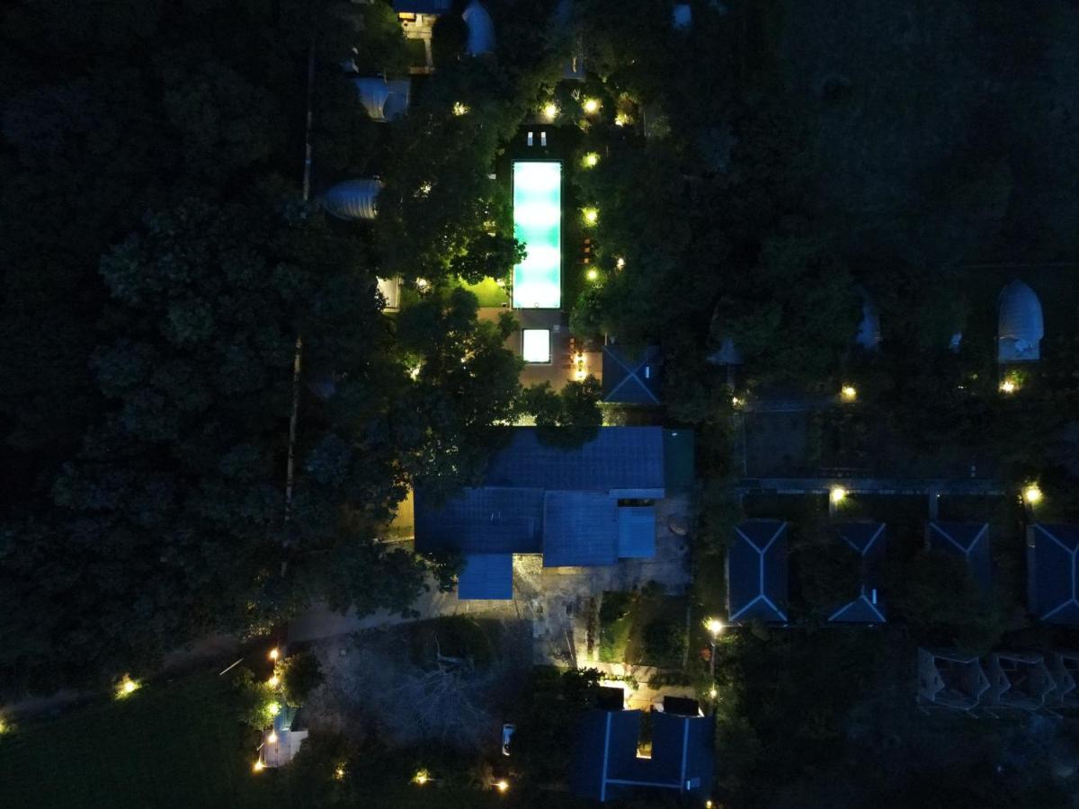 Nivadoo Resort Sigiriya Buitenkant foto Aerial view of the house at night