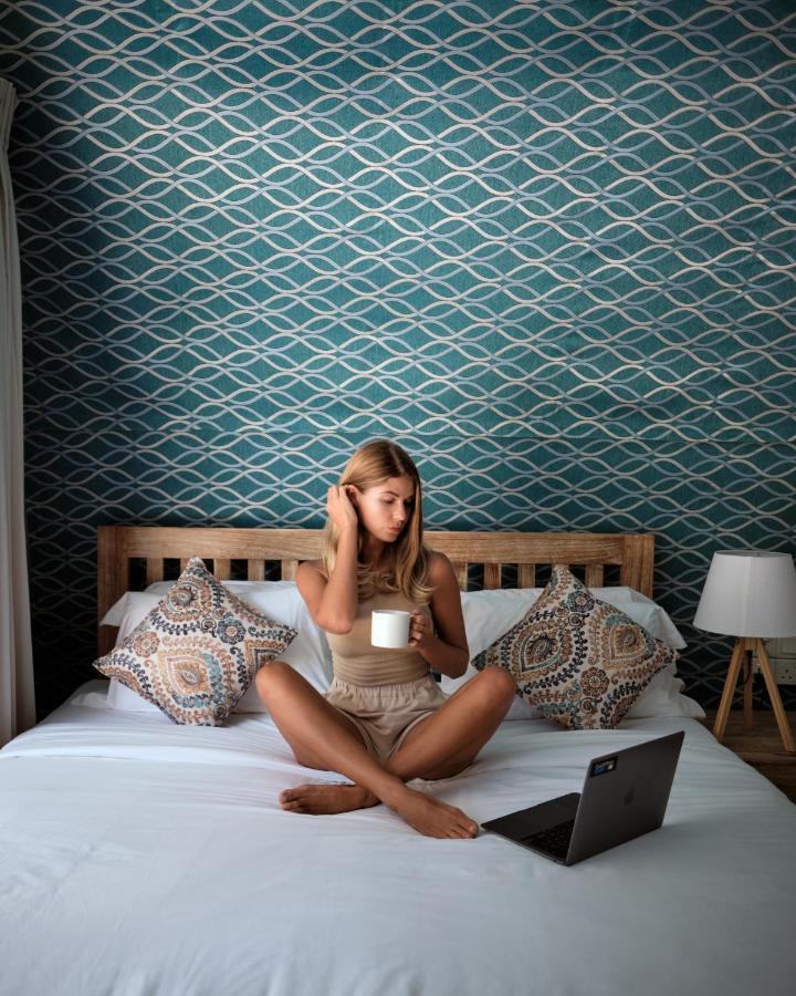 Nivadoo Resort Sigiriya Buitenkant foto A woman sitting on a bed