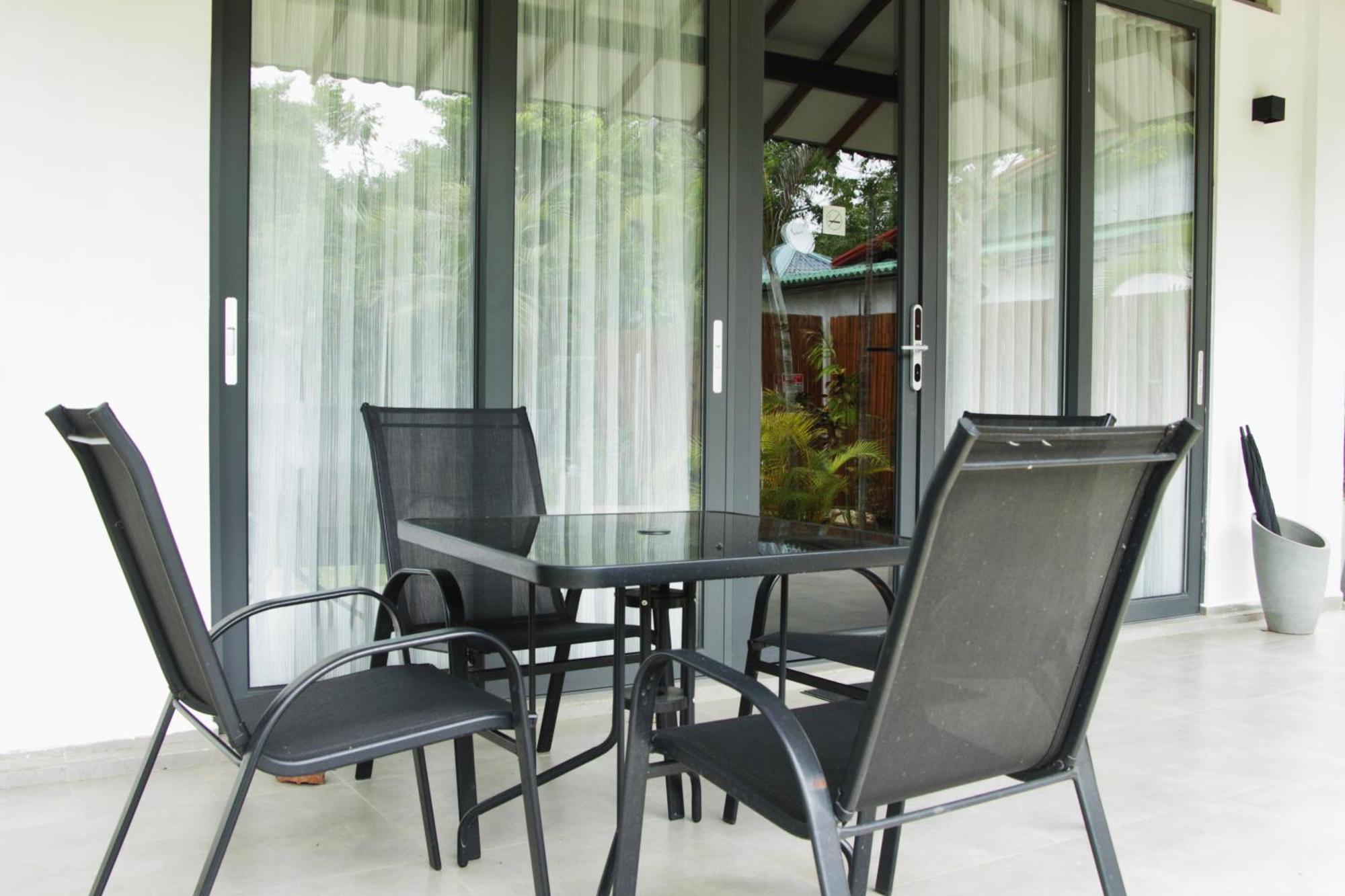 Nivadoo Resort Sigiriya Kamer foto A set of patio furniture