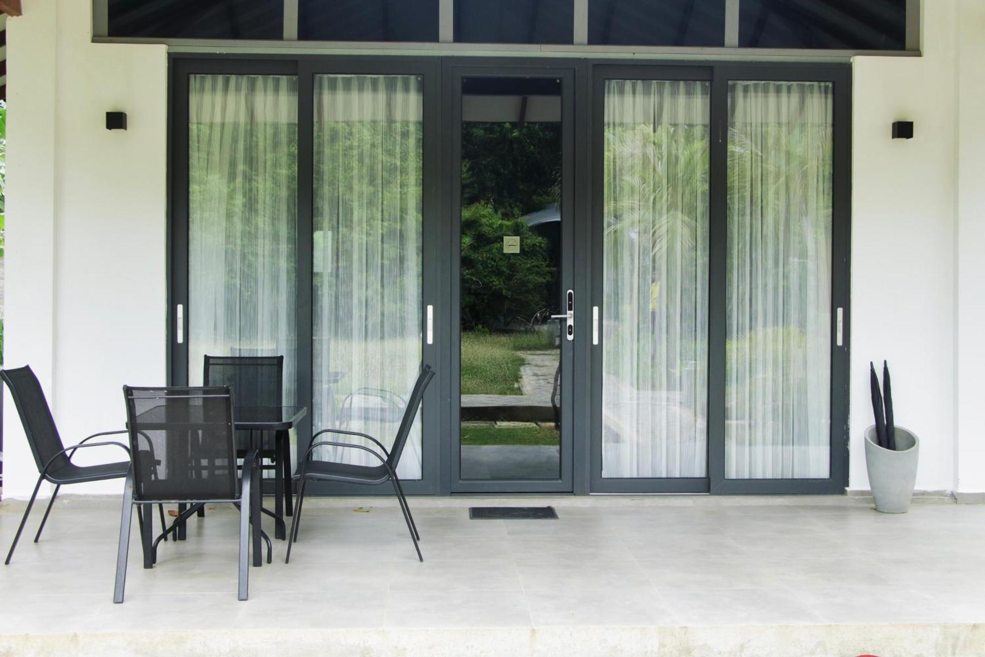 Nivadoo Resort Sigiriya Kamer foto A set of sliding doors